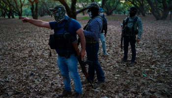 Párroco y profesor agredido por Aureoles explican situación de indefensión que viven en Aguililla  | Video