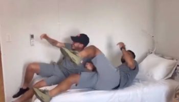 Así 'probaron' mexicanos la supuesta 'cama antisexo' de Tokio 2020