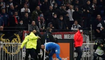 Suspenden el partido Lyon vs. Marsella por un botellazo a Dimitri Payet | Video