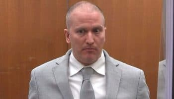 Chauvin se declara culpable por la violación de derechos de Floyd | Video