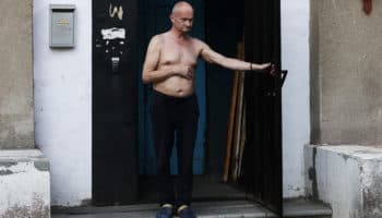 Pueden oír la guerra pero no verla: conoce a este grupo de personas con discapacidad visual atrapado en el conflicto Rusia-Ucrania