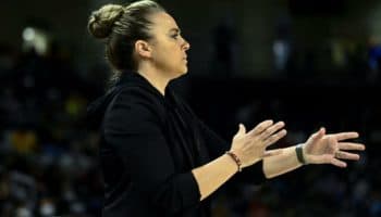 Becky Hammon, entrenadora y exestrella del basquetbol en Rusia, insta a Putin a liberar a Brittney Griner