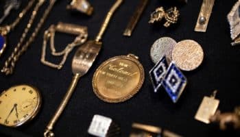 Subastan colección de joyas que Elvis regaló a su primer mánager