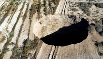 Alerta de nuevas grietas en terrenos cercanos a socavón de Chile