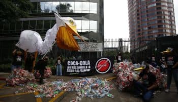 Protestan afuera de Coca-Cola para exigir reducción de desechos plásticos