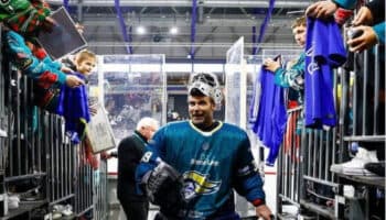 Debuta Petr Cech como jugador profesional de hockey sobre hielo | Video