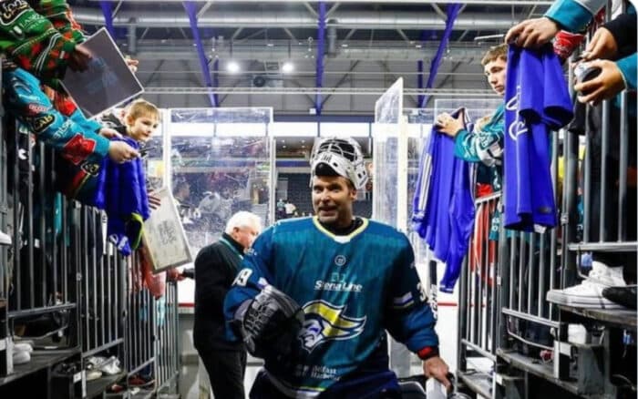 Debuta Petr Cech como jugador profesional de hockey sobre hielo | Video