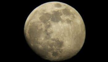 Rusia y China estudian instalar una central nuclear en la Luna