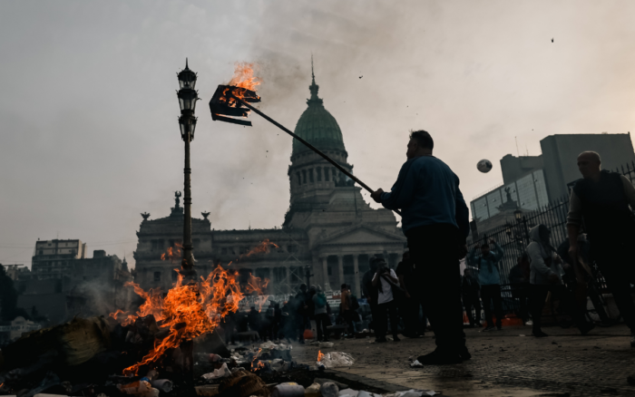 El Gobierno de Milei tacha las protestas frente a Senado de "sedición" y "golpe de Estado" | Videos de protestas