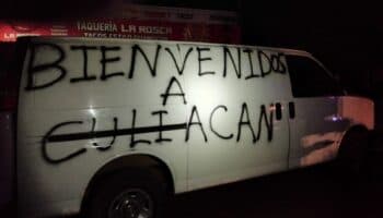 Abandonan camioneta con cuerpos y leyenda 'Bienvenidos a Culiacán' durante gira de AMLO en Sinaloa