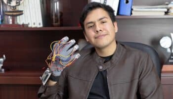 Estudiante del politécnico diseña guante traductor de Lenguaje de Señas y gana premio de ciencia