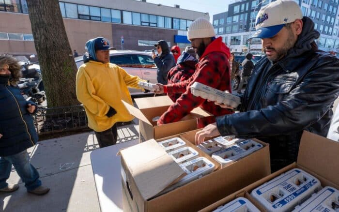 ¡Caos por los huevos en NY! Arrasan con reparto benéfico en solo 5 minutos