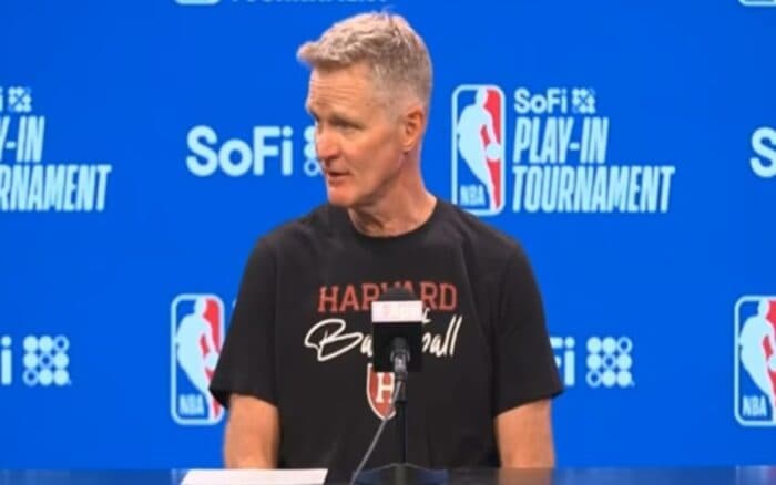 Steve Kerr arremete contra Donald Trump por Harvard | Video