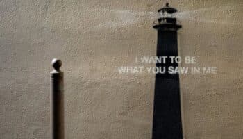 El artista callejero Banksy vuelve a las calles con una nueva obra: un faro y una frase