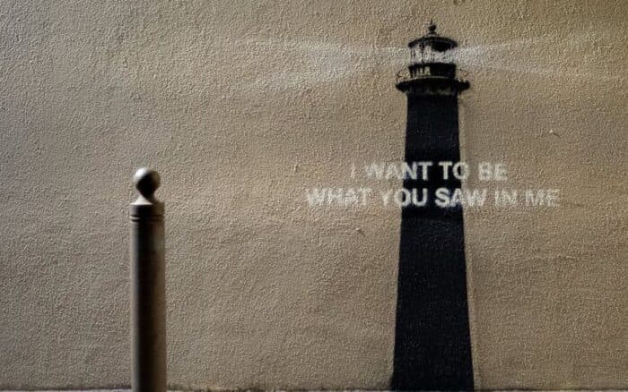El artista callejero Banksy vuelve a las calles con una nueva obra: un faro y una frase