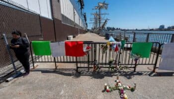 Improvisan un altar tras accidente de buque mexicano en Nueva York con mensajes y banderas