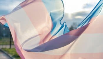 Corte Suprema de EU respalda la prohibición de hormonas a menores trans