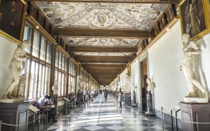 Turista daña un cuadro en los Uffizi de Florencia por hacerse una 'selfie'