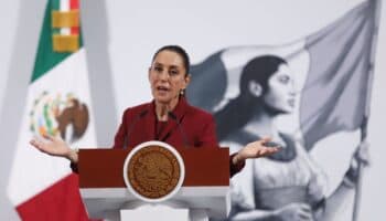 Sheinbaum atribuye caída de remesas a persecuciones de migrantes en EU