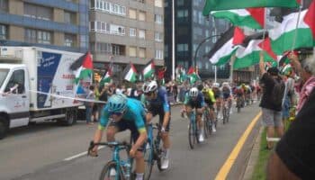 La Vuelta a España 2025: Activistas intentan boicotear salida de la Etapa 6 | Video