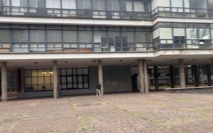 UNAM suspende actividades por amenaza de artefacto explosivo en Facultad de Economía