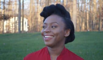 “Si más hombres leyeran libros sobre las vidas y los cuerpos de las mujeres, tal vez, mejoraría la comunicación”: Chimamanda Ngoze Adichie