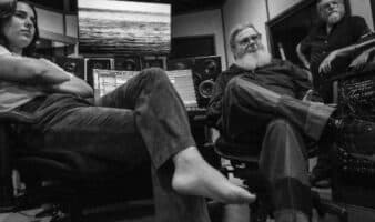 Bajo la producción de Gustavo Santaolalla, Karina Sofía lanza su primer disco ‘La Reina del Cañón’