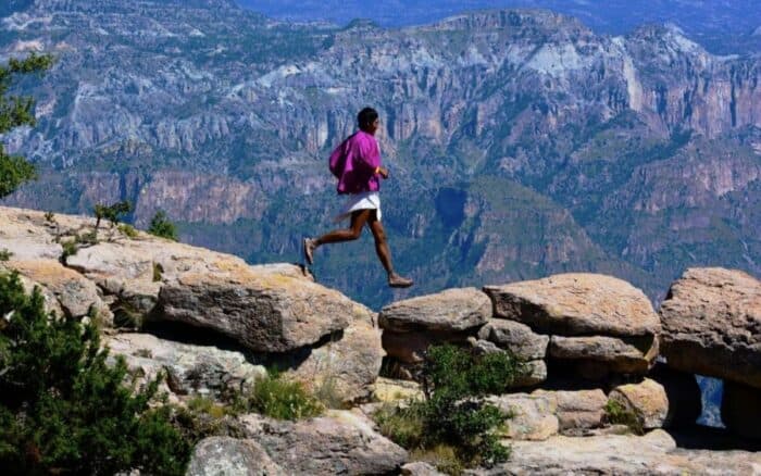 Corredores rarámuris comparten en Madrid su cultura ancestral | Video