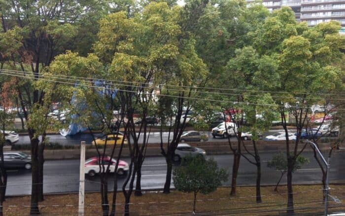 Viento desprende megalona en Periférico Sur y vuelva sobre el Segundo Piso