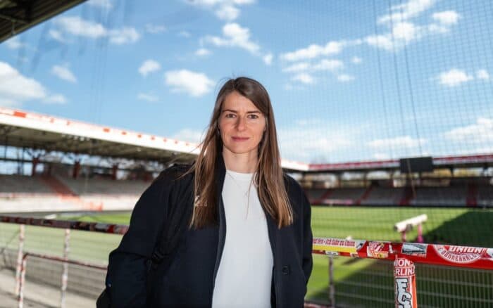 Marie-Louise Eta, primera en dirigir a un equipo varonil de la Bundesliga