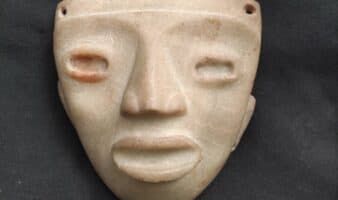 Histórica restitución: ciudadano japonés devuelve máscara mesoamericana a México