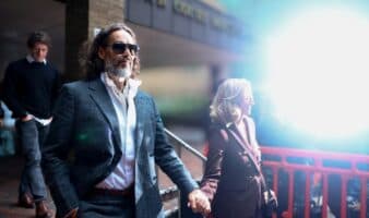 Russell Brand enfrenta juicio en Londres por cargos de violación y agresión sexual