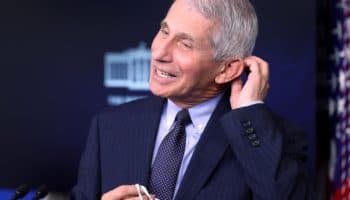 Senadores republicanos declaran en desacato a Fauci por no testificar sobre el origen de la COVID-19