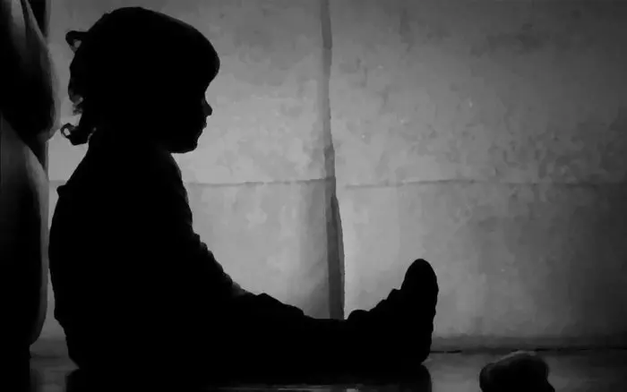 Rescatan a 16 niños que vivieron años hacinados en una habitación en Ohio