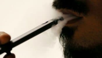 ‘Siendo realistas’ es mejor regular el uso de vapeadores que prohibirlos, afirma especialista | Video