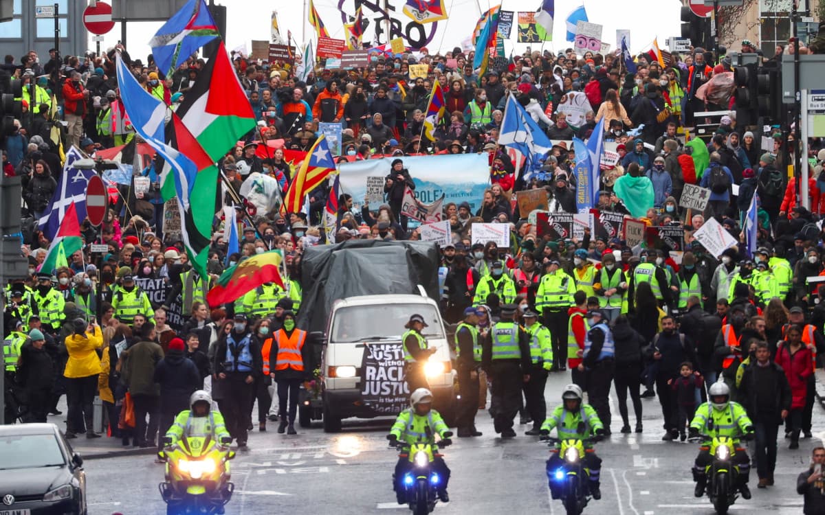 COP26: Multitudes marchan en Glasgow y urgen a la acción climática | Video