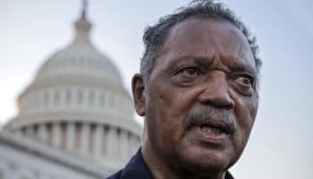 Hospitalizan al reverendo Jesse Jackson tras caer y golpearse la cabeza