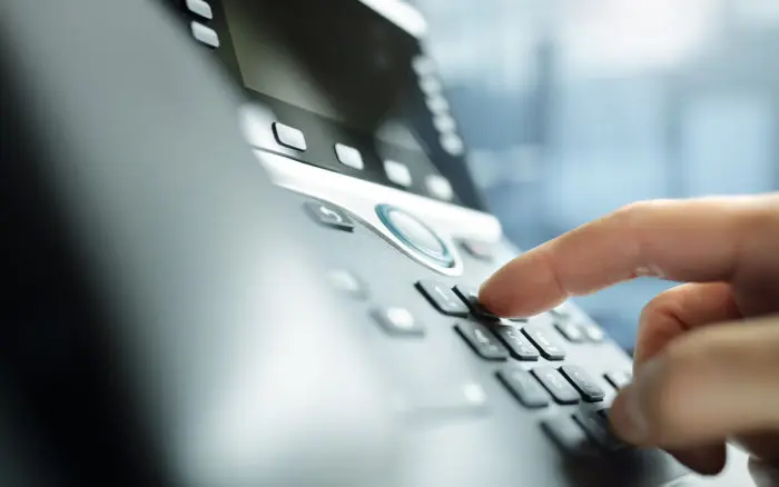 Dentro de un 'scam center': Cómo víctimas de trata son obligadas a estafar en internet