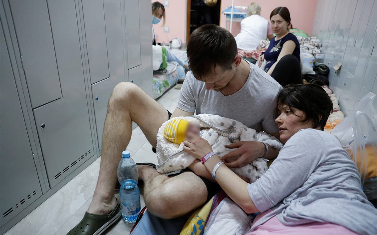 Mujeres dan a luz en los sótanos de los hospitales de Kiev en medio del conflicto | Entérate