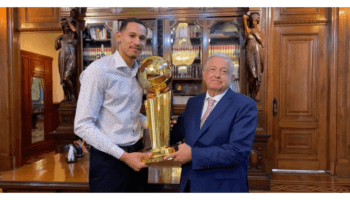Lleva Juan Toscano el Trofeo Larry O'Brien a AMLO | Video