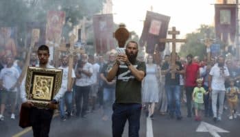 Miles marchan contra evento del orgullo gay 'Euro Pride' en Serbia