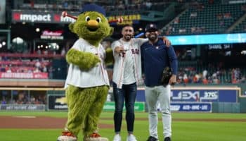 Héctor Herrera lanza la primera bola en partido de los Astros | Video