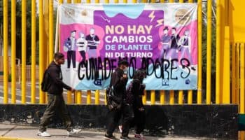 Alumna denuncia violación en baños del CCH Sur; estudiantes realizan protesta