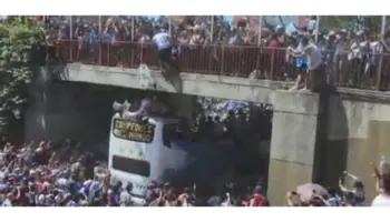 Suspenden celebraciones en Argentina tras incidente con aficionados