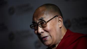 Ola de indignación mundial por beso del Dalái Lama a niño | Video