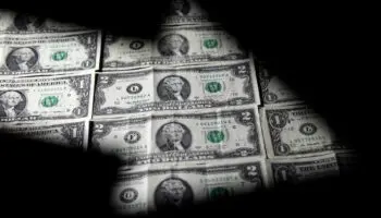 Dólar repunta, luego de alcanzar su nivel más bajo en cuatro años