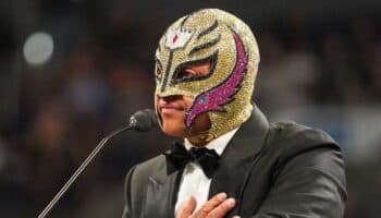 Rey Mysterio es inducido al Salón de la Fama de WWE | Video