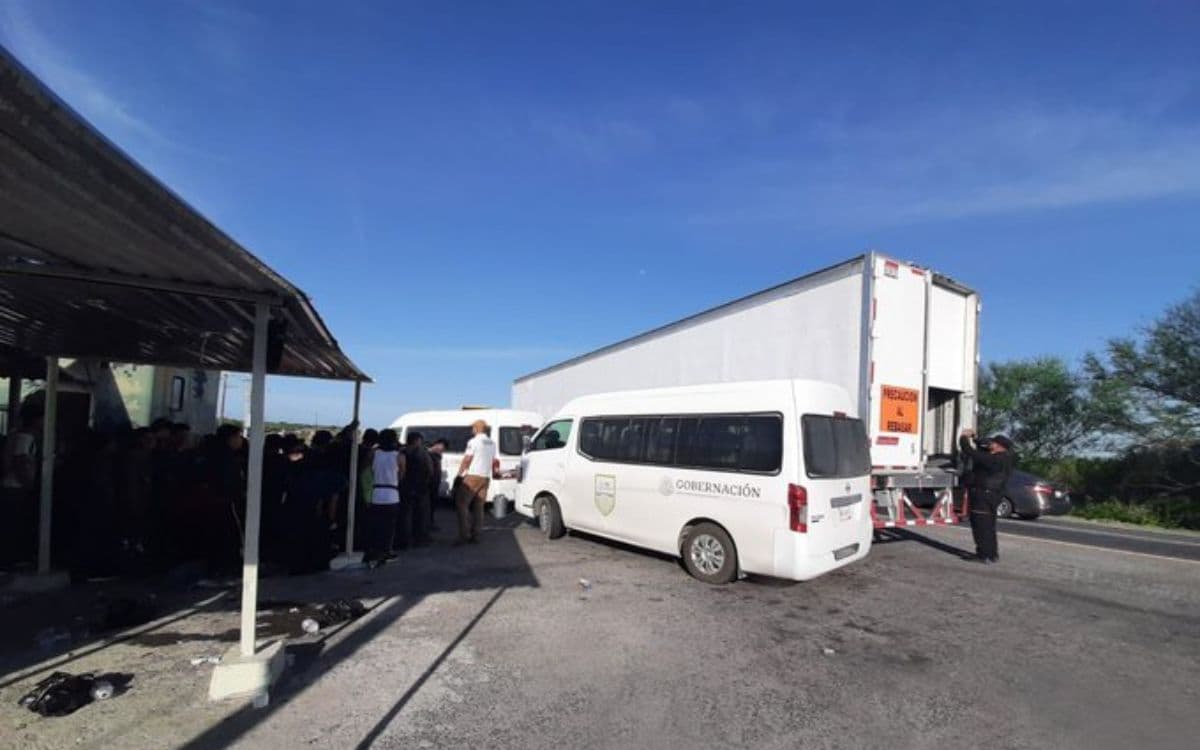 Hallan a 139 migrantes dentro de camión de carga