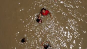 Calor extremo orilla a familias a refrescarse en el río Bravo, pese a contaminación y Patrulla Fronteriza