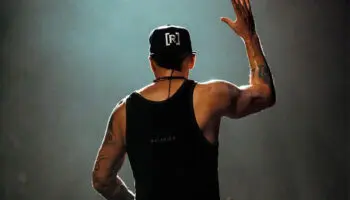 Reaparece Residente con video: 'Esta semana viene fuego'